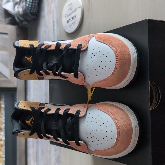 Air Jordan 1 Mid SE (GS) - Picture 3 of 7